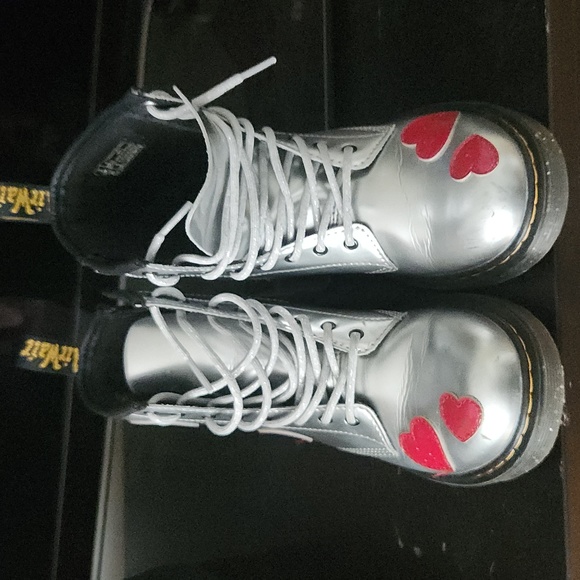 Dr Martens Baby Silver Red Hearts ❤️